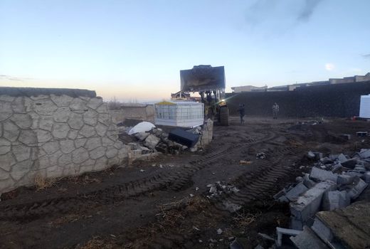 قلع و قمع ۶۱ مورد ساخت‌وساز غیرمجاز در اراضی کشاورزی باسمنج تبریز