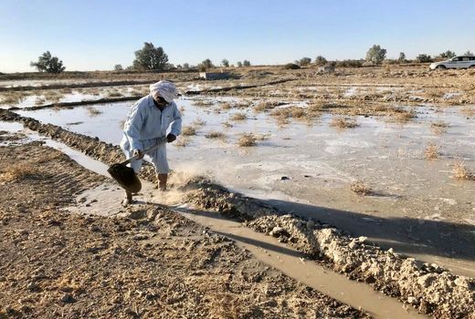 آبگیری مزارع کشاورزان ازطرح 46 هزارهکتاری انتقال آب بالوله به دشت سیستان آغازشد