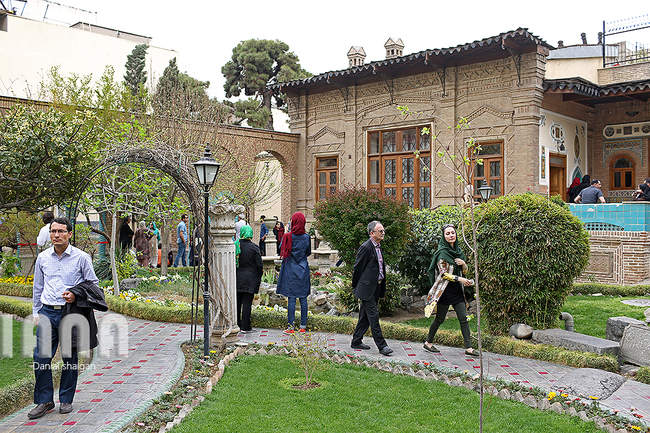 گردشگران در موزه ایران باستان و موزه مقدم