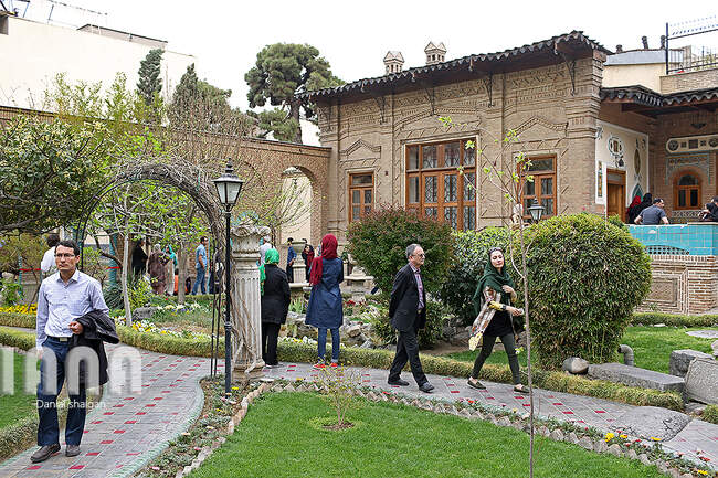 گردشگران در موزه ایران باستان و موزه مقدم