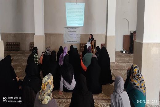 آشنایی زنان روستایی با پرورش مرغ بومی در گتوند