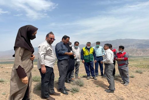 بازدید رییس سازمان جهاد کشاورزی استان قزوین از روند مبارزه با کانون‌های آفت ملخ در طارم سفلی