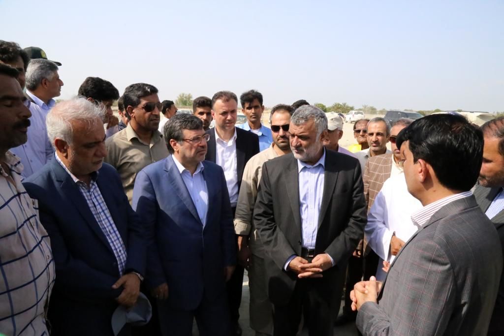 بازدید وزیر جهاد کشاورزی از کانون های آلوده به آفت ملخ صحرایی در شهرستان سیریک استان هرمزگان