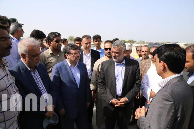 بازدید وزیر جهاد کشاورزی از کانون های آلوده به آفت ملخ صحرایی در شهرستان سیریک استان هرمزگان