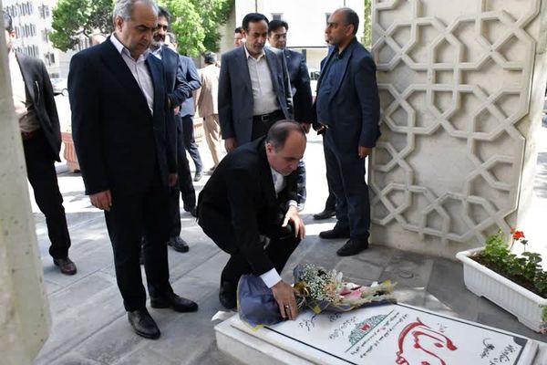 تجدید میثاق وزیر جهاد کشاورزی با شهید گمنام دفاع مقدس در استانداری آذربایجان شرقی