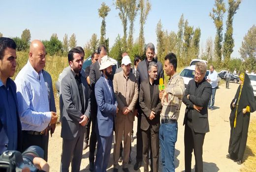  بازدید مسئولان کشوری از مزرعه نوآوری و نمونه کشور در شهرستان پیشوا 