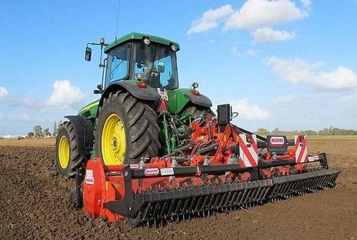 کشت مکانیزه سالیانه ۱۲۰ هزار هکتار در استان توسعه می یابد / تحویل ۴۰ دستگاه کشت مستقیم به کشاورزان