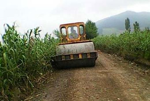 آغاز کار رگلاژ و مرمت و تیغه زنی جاده های بین مزارع حوزه شهرستان ایلام