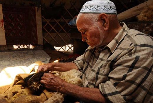 پوستین‌دوزی؛ جامه‌ای در سرما حاصل گرمای زندگی با دام/ صنایع دستی کشاورزی‌محور ایران 