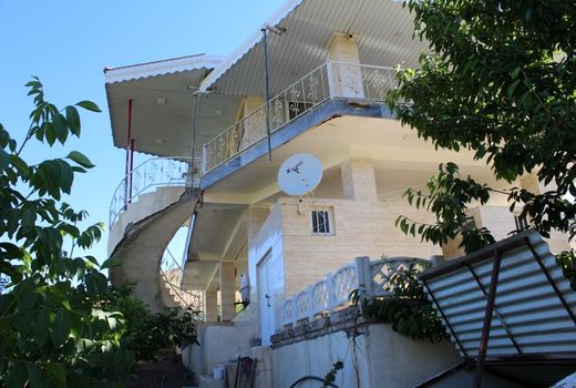 ویلای مجلل و لاکچری چند میلیارد تومانی در  مرند  تخریب و به مشتی خاک تبدیل شد